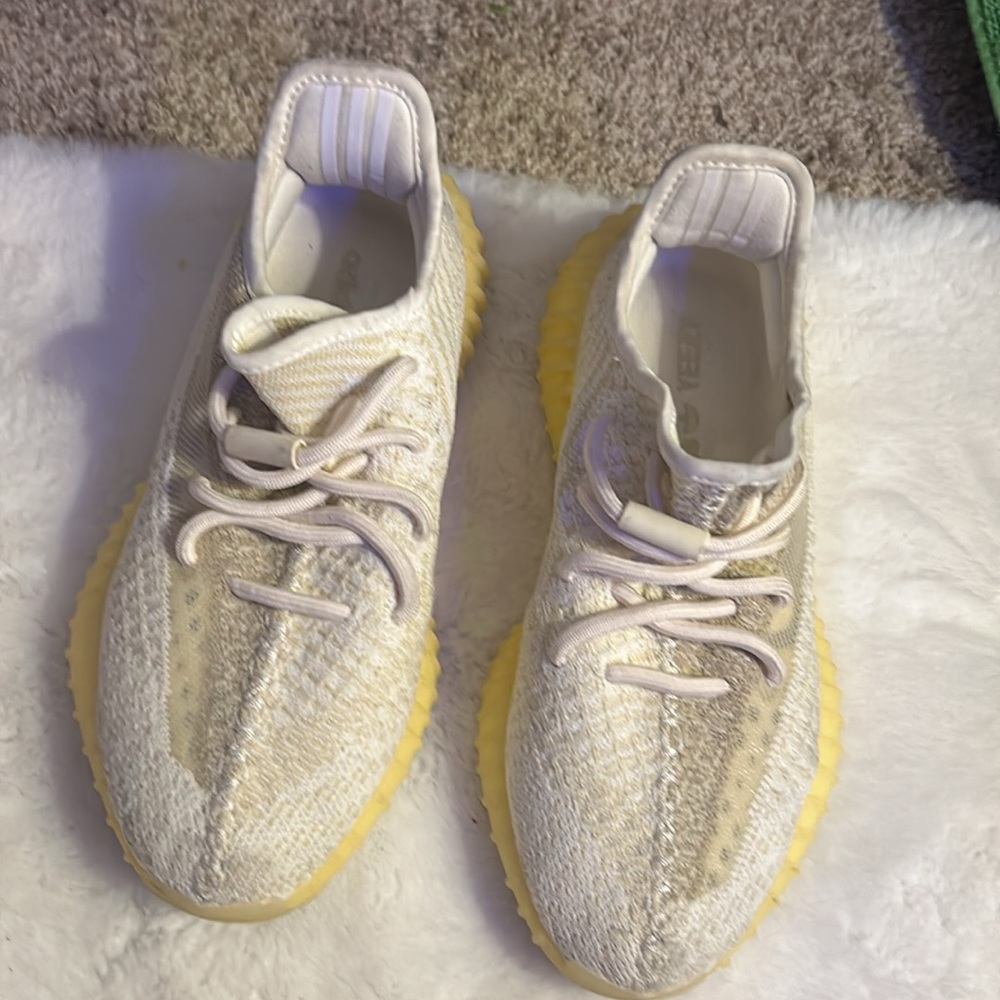 Yeezy Sneakers 👟 like new condition